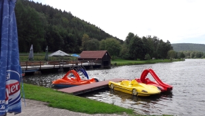 Der Badesee liegt in der Gemeinde Trebgast im Landkreis Kulmbach.