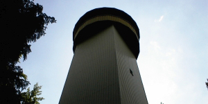 Die Thüringer Warte ist ein 26,5 Meter hoher Aussichtsturm in der Nähe von Lauenstein.