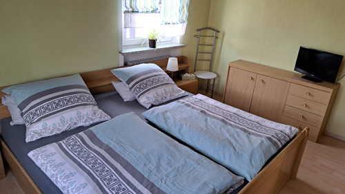 Die Ferienwohnung hat zwei getrennte Schlafzimmer mit 2 Einzelbetten und ein Doppelbett.